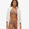 Górka bikini z trójkątnymi miseczkami i krzyżującymi się na plecach ramiączkami Górka bikini z trójkątnymi miseczkami i krzyżującymi się na plecach ramiączkami