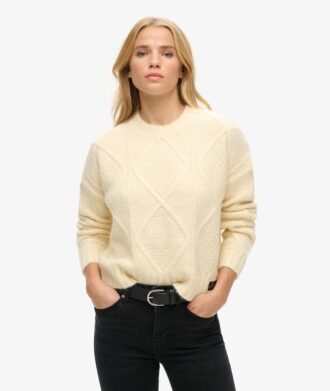 Gruby sweter z dzianiny warkoczowej