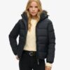 Krótka kurtka Puffer z kapturem ze sztucznego futra