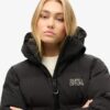 Kurtka Puffer z kapturem o prostym kroju Kurtka Puffer z kapturem o prostym kroju