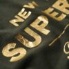 Luksusowy T-shirt z metalicznym logo