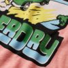 Luźny T-shirt z neonowym nadrukiem podróżniczym