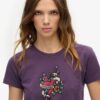 Obcisły T-shirt z małym tatuażem z kryształkami