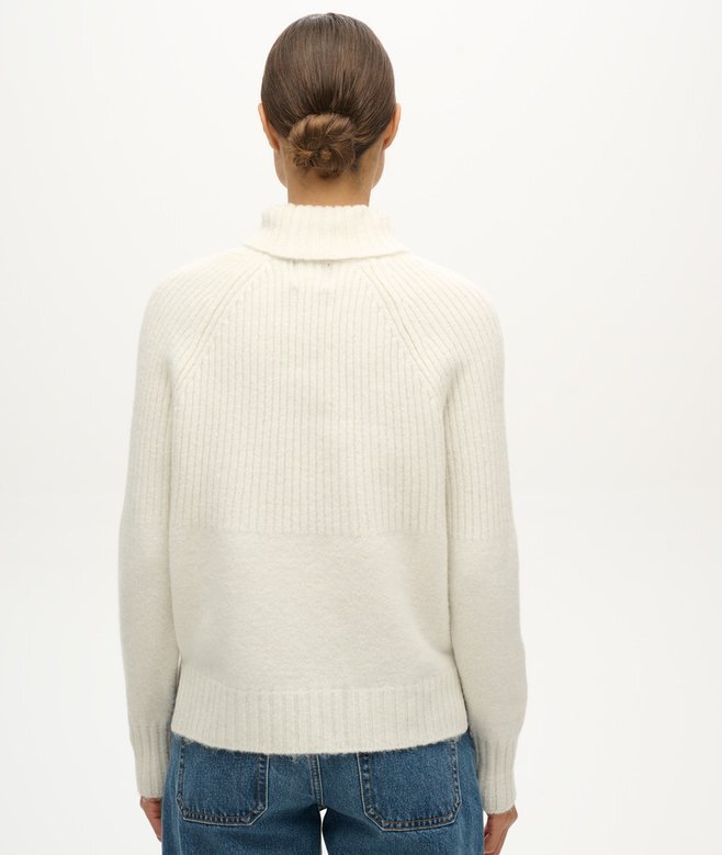 Podstawowy sweter z golfem z dzianiny prążkowanej Podstawowy sweter z golfem z dzianiny prążkowanej