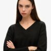 Sweter oversize z dekoltem w serek