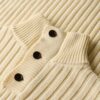 Sweter z prążkowanym dekoltem i półguzikami Sweter z prążkowanym dekoltem i półguzikami