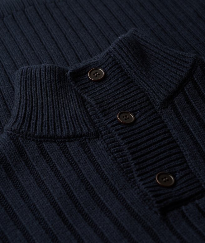 Sweter z prążkowanym dekoltem i półguzikami Sweter z prążkowanym dekoltem i półguzikami