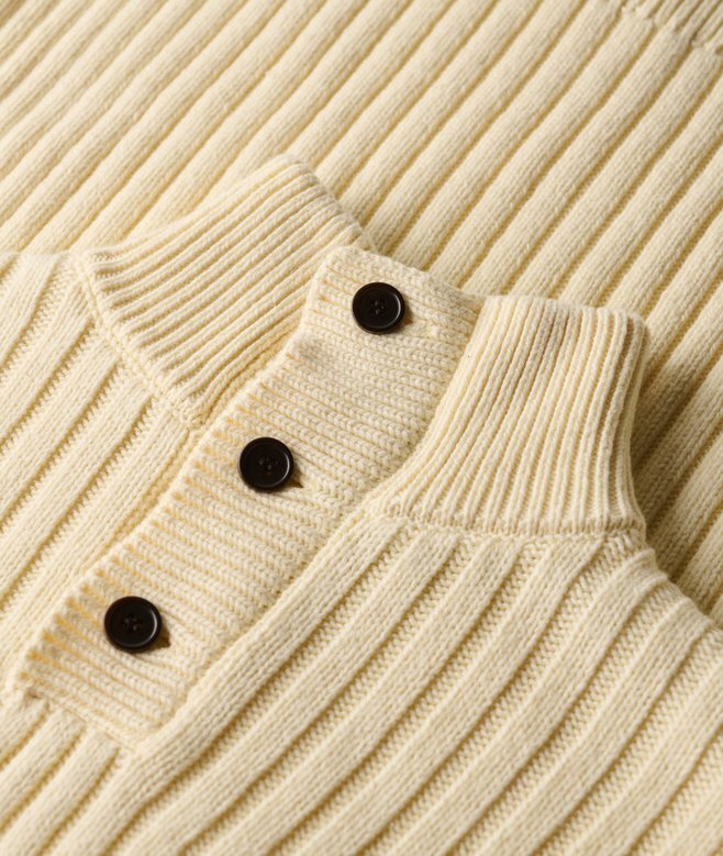 Sweter z prążkowanym dekoltem i półguzikami Sweter z prążkowanym dekoltem i półguzikami