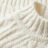 Sweter z wysokim kołnierzem i splotem warkoczowym