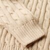 Swobodny sweter z golfem i splotem warkoczowym