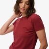 T-shirt z dopasowanym krojem i charakterystycznym logo