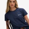 T-shirt z dopasowanym krojem i charakterystycznym logo