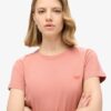 T-shirt z dopasowanym krojem i charakterystycznym logo