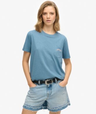 T-shirt z kieszenią i charakterystycznym logo, barwiony w całości