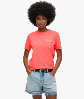 T-shirt z kieszenią i charakterystycznym logo, barwiony w całości