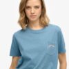 T-shirt z kieszenią i charakterystycznym logo, barwiony w całości