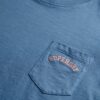 T-shirt z kieszenią i charakterystycznym logo, barwiony w całości