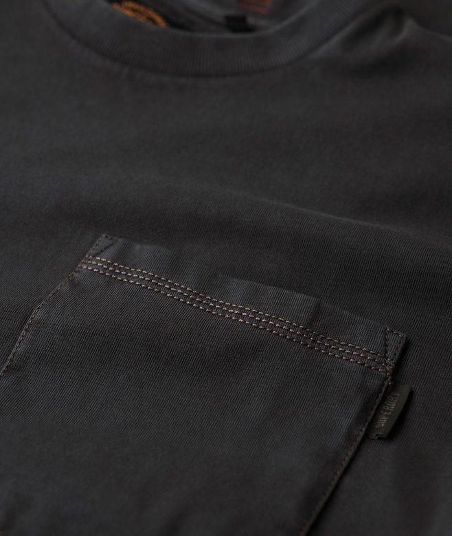 T-shirt z kontrastowymi szwami na kieszeni T-shirt z kontrastowymi szwami na kieszeni