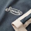 T-shirt z paskami w stylu retro z charakterystycznym logo
