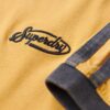 T-shirt z paskami w stylu retro z charakterystycznym logo